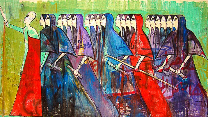 L'image représente un groupe de figures stylisées, principalement des femmes vêtues de robes colorées et portant des voiles. Elles avancent en ligne, certaines tenant des bâtons ou des instruments en main. Le fond est composé de couleurs vives et de motifs abstraits, ce qui crée une atmosphère dynamique. Le contraste entre les vêtements sombres des femmes et les éléments colorés en arrière-plan attire l'œil. L'œuvre semble évoquer des thèmes de solidarité et de mouvement collectif.