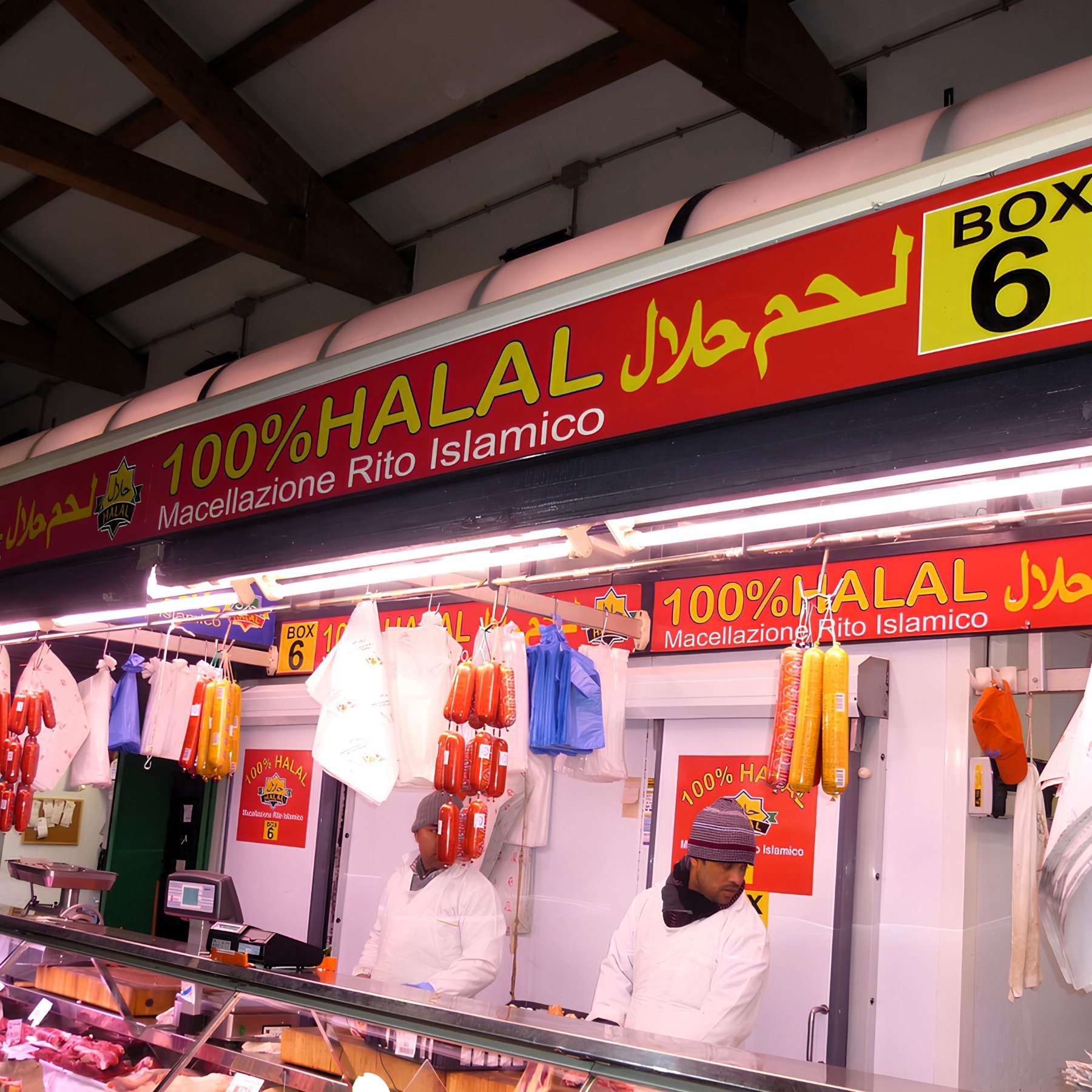 Negozio di macelleria halal, con insegna e prodotti in evidenza.