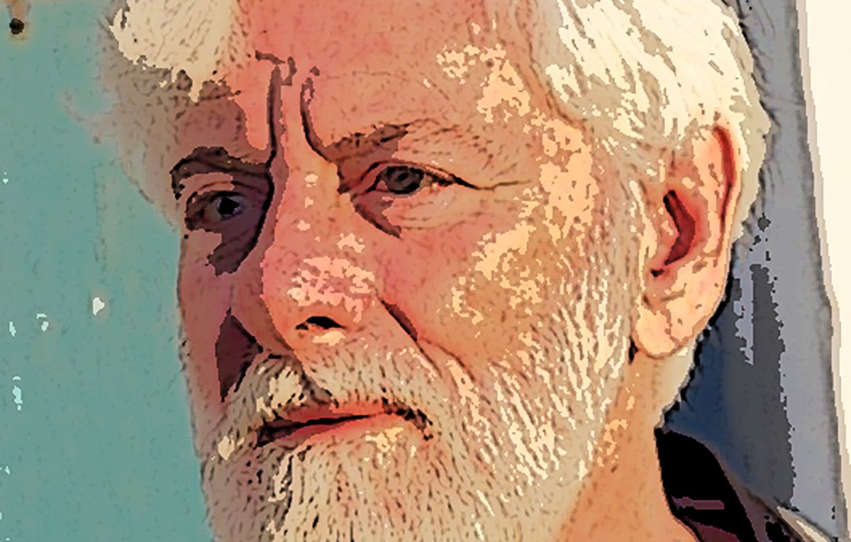 L'image montre un homme âgé avec des cheveux blancs et une barbe. Il semble pensif, avec un léger froncement de sourcils. Son expression faciale dégage une certaine sagesse. Il porte un polo noir et se tient devant un fond bleu, probablement une porte ou un mur. Les contours de l'image ont un style artistique, donnant un effet de peinture ou de dessin.