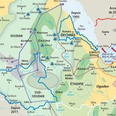 Cette image est une carte géographique d'une région d'Afrique de l'Est, comprenant plusieurs pays tels que le Soudan, l'Érythrée, l'Éthiopie et la Somalie. On y voit des frontières dessinées en bleu, ainsi que des zones de conflit, comme le Darfour et le Sud-Soudan, indiquées. Les fleuves et les montagnes sont également représentés, et des dates importantes, comme des accords ou des divisions, sont notées. Cette carte met en évidence la complexité géopolitique de la région.