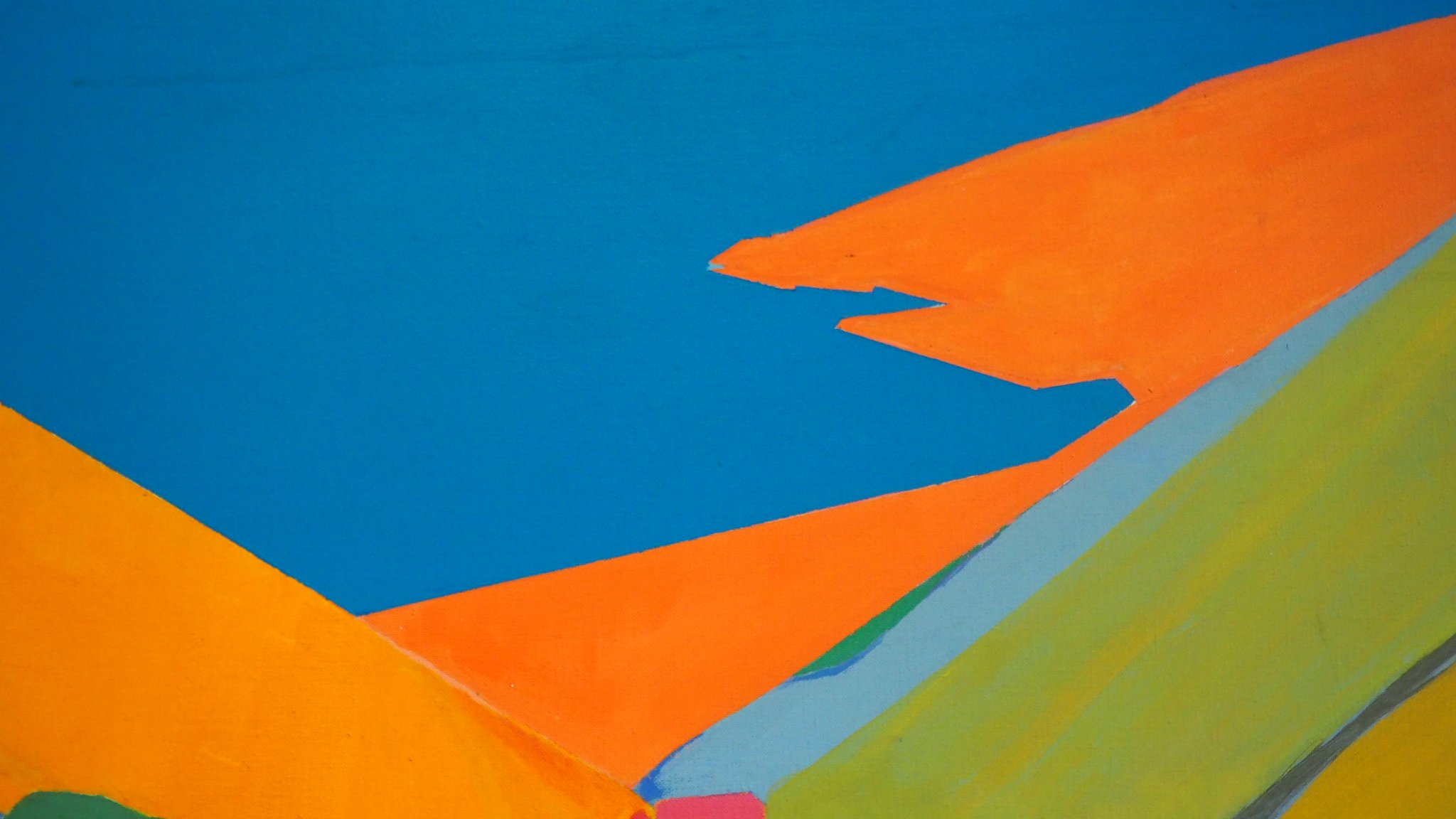 L'image représente un paysage stylisé, où des collines aux formes géométriques se détachent sur un fond bleu. Les collines sont peintes dans des teintes vives d'orange et de vert, créant un contraste dynamique avec le ciel. En bas, on peut apercevoir quelques éléments de la nature, comme des arbres, ainsi qu'une petite structure qui pourrait représenter une maison. L'ensemble dégage une atmosphère vibrante et colorée, typique d'un style artistique moderne.