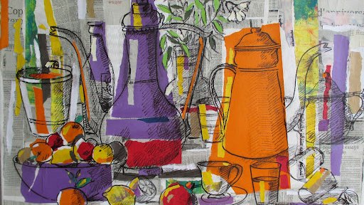 L'image représente une composition artistique colorée et vibrante. On y voit plusieurs cafetières et verseuses aux couleurs vives, comme le violet et l'orange, disposées sur une table. En arrière-plan, on aperçoit un vase avec des fleurs. Au premier plan, des fruits sont présentés dans un bol, notamment des pommes et des agrumes. Le fond est composé de coupures de journaux et de bandes de couleur, ce qui ajoute une texture intéressante à la scène. L'ensemble dégage une atmosphère chaleureuse et vivante, mêlant éléments figuratifs et abstraits.