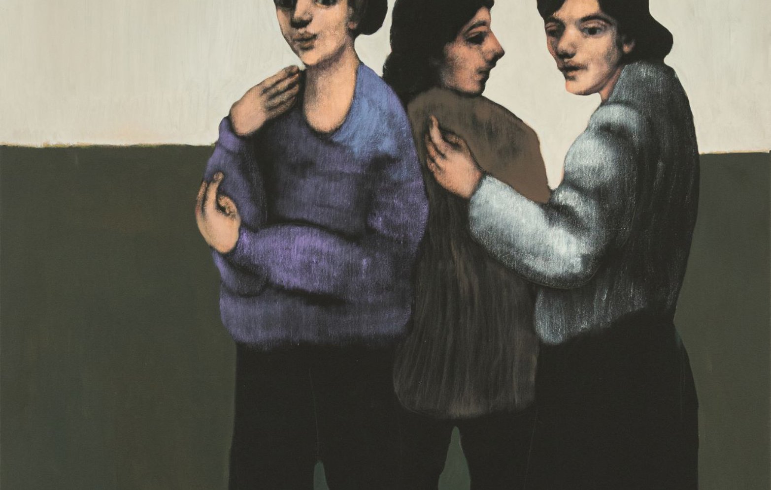 Trois figures humaines aux vêtements sombres, se tenant et échangeant des regards.