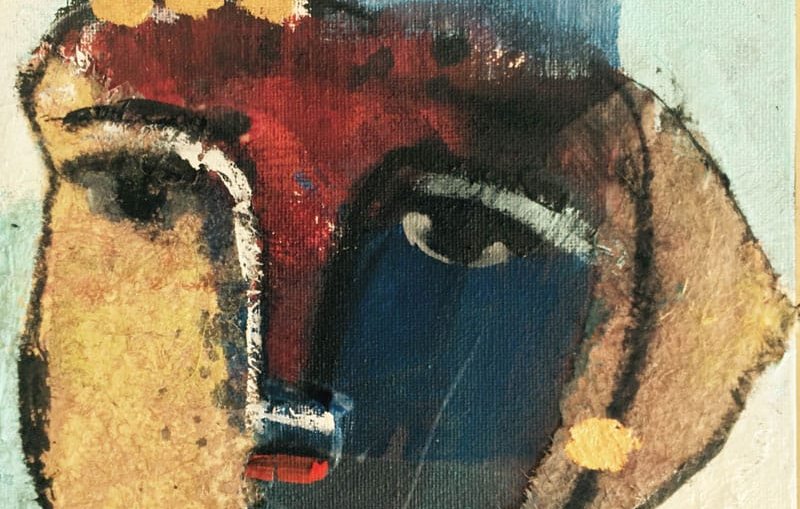 L'image représente une œuvre d'art abstraite d'un visage stylisé, mêlant des couleurs vives et des textures variées. Le visage est marqué par des formes simples, avec une teinte rouge prédominante et des nuances de bleu et de jaune. Les yeux et la bouche sont esquissés de manière minimaliste, ajoutant une touche expressive à l'ensemble. La composition évoque une grande créativité et un style contemporain.