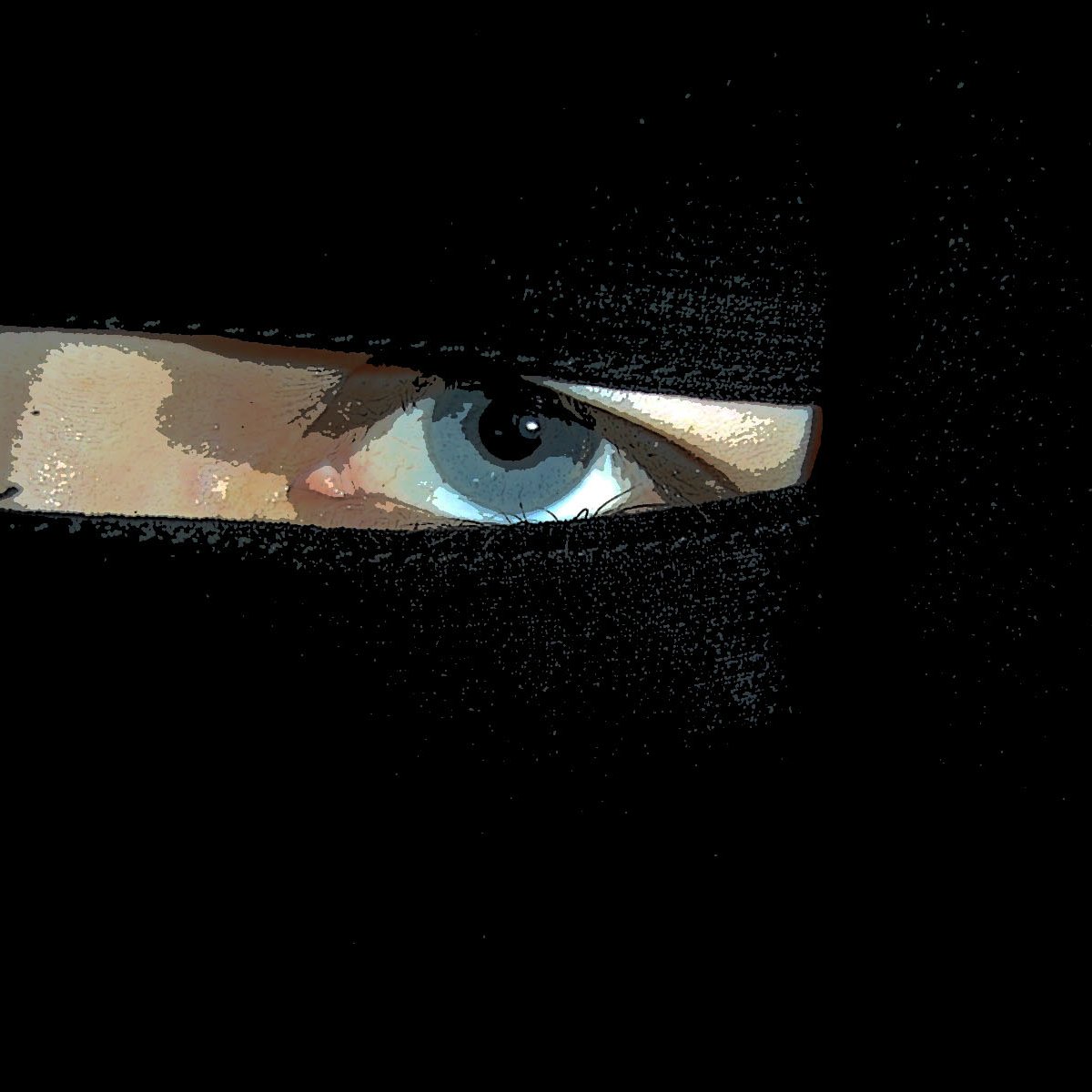 L'image montre un gros plan sur un œil visible à travers une pièce de tissu noir, probablement un voile. L'œil est d'une couleur claire, et le contraste avec le tissu sombre met en avant son expression. L'éclairage est subtil, ce qui ajoute une ambiance mystérieuse à l'image.