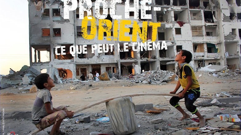 L'image montre deux jeunes garçons jouant ensemble dans un environnement dévasté. En arrière-plan, on peut voir un immeuble endommagé, avec des murs partiellement écroulés et des débris éparpillés. Les garçons semblent s'amuser, malgré la destruction qui les entoure, et ils utilisent une pièce de bois comme jeu. Le texte en haut de l'image indique "Proche-Orient" et "Ce que peut le cinéma", ainsi que les dates d'un événement de cinéma. L'image évoque à la fois l'innocence de l'enfance et la dure réalité des conflits.