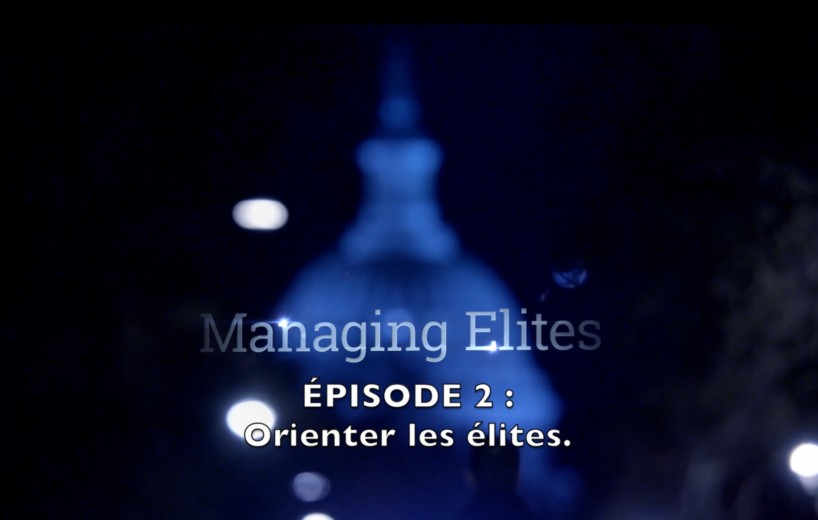 L'image présente un fond flou avec des lumières diffusées, créant une ambiance nocturne. Au premier plan, on peut lire le titre "Managing Elites" en haut, et en bas, le texte "ÉPISODE 2 : Orienter les élites." Le tout suggère un contexte de réflexion sur les dynamiques de pouvoir et de leadership, probablement lié à un documentaire ou une série.