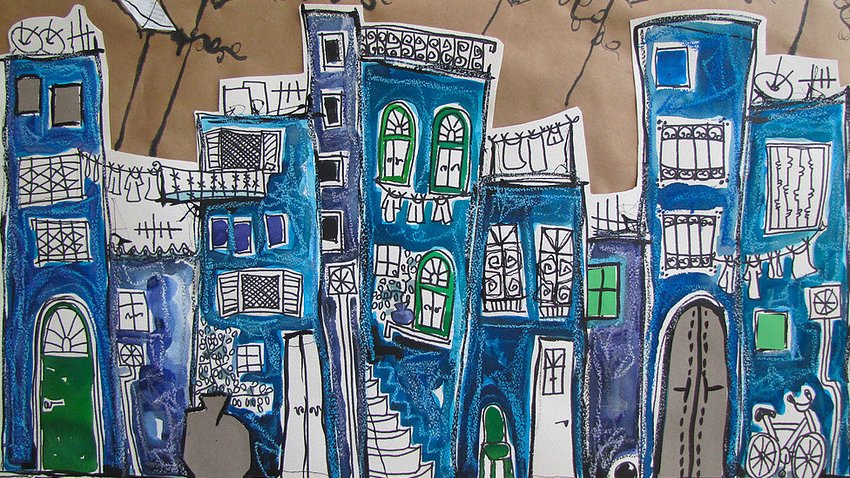 L'image représente une scène urbaine colorée et stylisée. On y voit des bâtiments aux teintes bleues et turquoise, ornés de fenêtres aux formes variées et de balcons. Quelques vêtements sont accrochés au fil à linge, ajoutant une touche de vie à l'ensemble. En arrière-plan, des cerfs-volants volent dans le ciel, donnant une ambiance joyeuse et ludique. Le tout est dessiné avec un style artistique marqué par des contours noirs et des détails charmants.