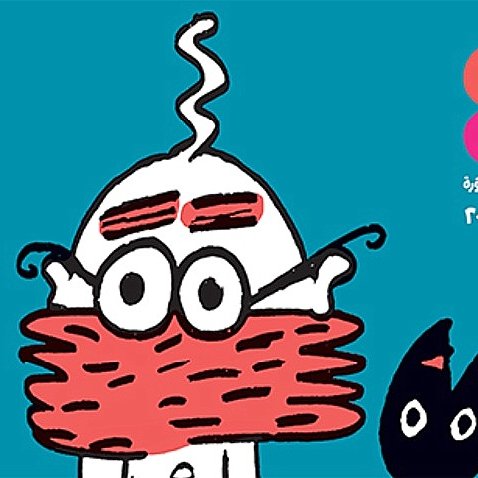 الصورة تحتوي على تصميم ملون يتضمن رسومات كرتونية. يظهر في الصورة شخصية بشعر مجعد يرتدي نظارات ويعبر عن شخصية فكاهية، إلى جانب رسم لقطة سوداء. في الأعلى، يوجد نص يشير إلى "CAIRO COMIX" مع التاريخ "30 سبتمبر - 20 أكتوبر 2015". التصميم يعطي انطباعاً عن مهرجان للفنون والثقافة.