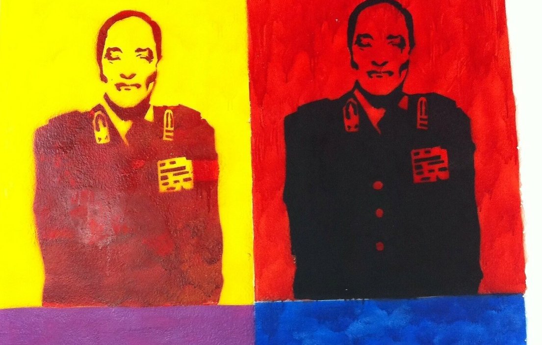 تظهر الصورة مجموعة من الأشكال الملونة، حيث يتم تقديم صورة لشخص في أربعة تكرارات كل منها بلون مختلف. الألوان المستخدمة تشمل الأصفر، الأحمر، الأسود، والأزرق، مع خلفيات بسيطة. تُبرز الصورة ملامح الشخص بطريقة فنية، مما يخلق تأثيرًا بصريًا مميزًا يُذكر بأسلوب فن البوب.