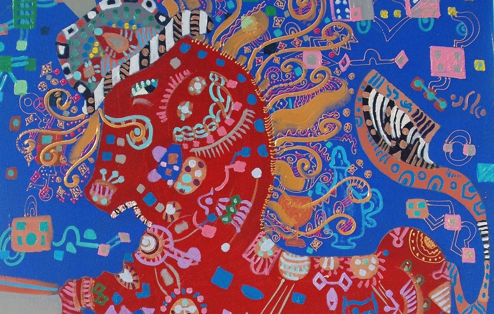 L'image représente un cheval stylisé, peint dans des tons rouges vifs, avec des motifs colorés et abstraits. Le fond est d'un bleu vibrants, parsemé de formes géométriques et de motifs variés. Le cheval est riche en détails, avec une texture complexe et des éléments graphiques qui ajoutent une dimension dynamique à l'œuvre. Les couleurs contrastées et les motifs créent une atmosphère joyeuse et énergique.