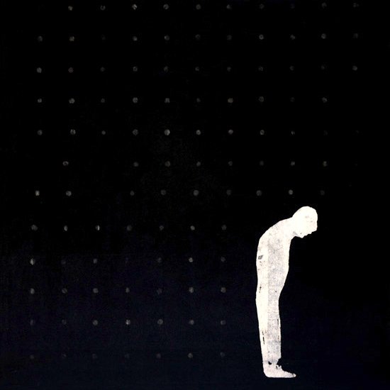 L'image présente un fond noir dominant, sur lequel se détache une silhouette blanche d'une personne courbée en avant. Cette posture évoque un sentiment de tristesse ou de contemplation. Le fond est parsemé de motifs discrets, ajoutant une texture à l'œuvre sans désigner de distraction. L'ensemble transmet une atmosphère de solitude et de réflexion intérieure.