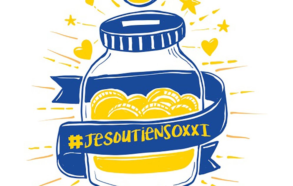L'image représente un pot en verre rempli de pièces de monnaie, avec une pièce de monnaie qui vole au-dessus du pot. Il y a une banderole bleue autour du pot avec le texte "#JESOUTIENSOXXI" inscrit. L'ensemble est décoré avec des étoiles et des cœurs, en utilisant principalement des couleurs jaune et bleue. L'image évoque une campagne de soutien ou de collecte de fonds.
