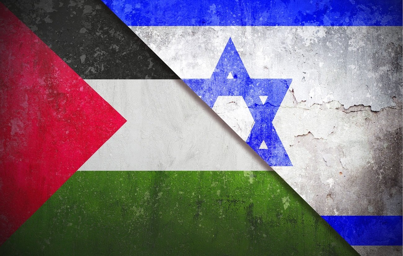 L'image montre deux drapeaux superposés de manière à ce qu'ils se rencontrent en diagonale. À gauche, le drapeau palestinien, aux couleurs rouge, noir, vert et blanc, et à droite, le drapeau israélien, avec ses couleurs bleu et blanc, comportant une étoile de David. Le fond des drapeaux présente une texture rugueuse, évoquant une ambiance de conflit ou de tension.