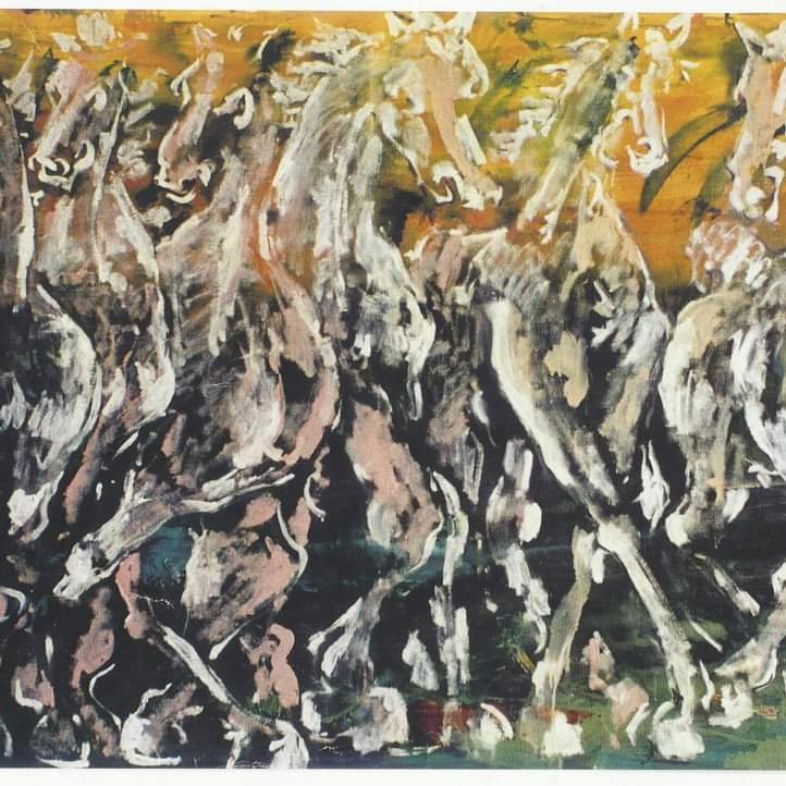 تش depict لوحة مجموعة من الخيول تتجه نحو الأمام، حيث تظهر بتدرجات لونية متنوعة تتراوح بين الأبيض والرمادي مع خلفية دافئة تتدرج من الأصفر إلى البرتقالي. الحركة الديناميكية للخيول تعكس القوة والحرية، مع تفاصيل تعبيرية تضيف عمقًا للوحة. الخطوط مفعمة بالحيوية، مما يجعل المشاهد يشعر بحيوية الحركة واندفاع الخيول. اللوحة تعكس شعورًا بالطبيعة والغموض، مع التركيز على الجمالية الحيوانية.