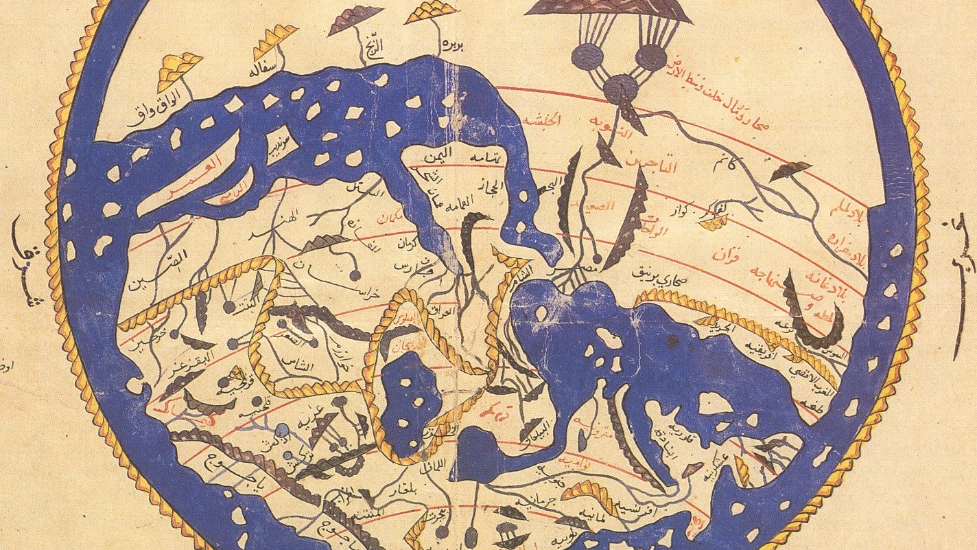 L'image représente une carte médiévale, probablement d'inspiration arabe, illustrant une vue du monde. À l'intérieur d'un cercle, on aperçoit des côtes, des rivières et des montagnes. Les régions sont souvent indiquées par des inscriptions en arabe, avec des éléments décoratifs ajoutant une touche artistique. Les couleurs bleu et doré dominent, accentuant les détails des terres et des eaux. Ce type de carte reflète la connaissance géographique et les croyances de l'époque.