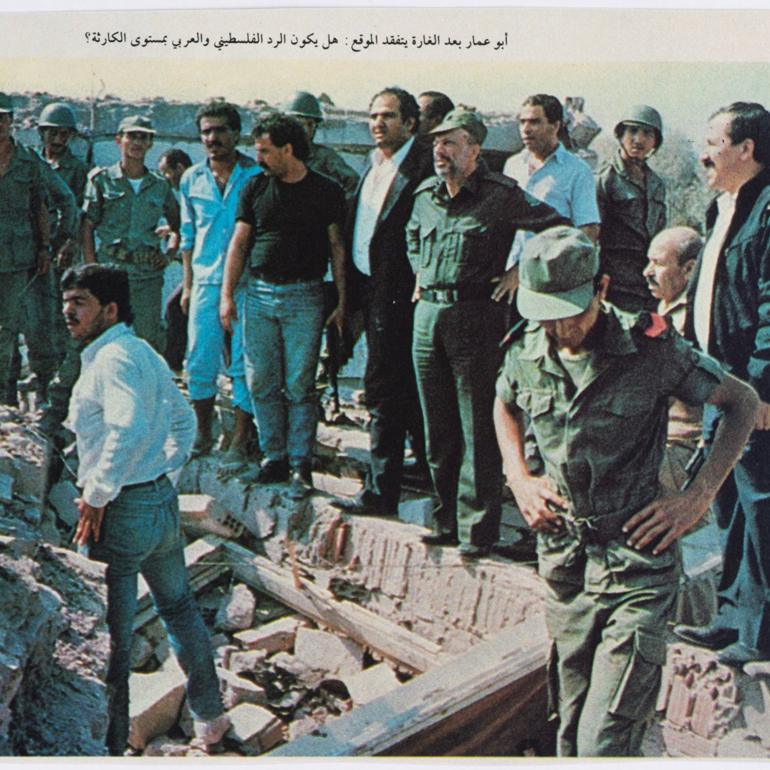 Un groupe d'hommes en uniforme et en civil, observant des débris.