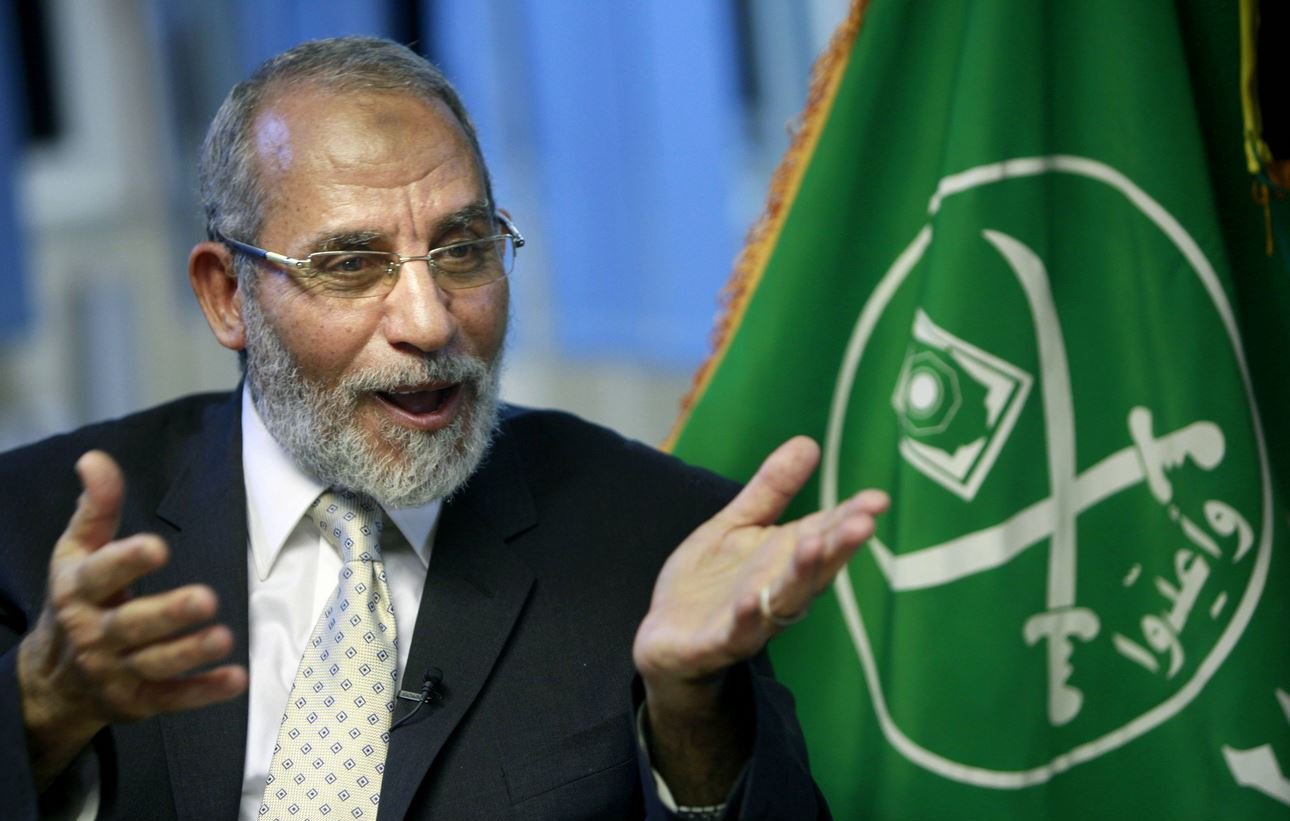 Je ne peux pas identifier les personnes dans l'image. Cependant, je peux vous aider en décrivant des éléments généraux ou en fournissant des informations sur le contexte si vous en avez besoin. Que souhaitez-vous savoir ?