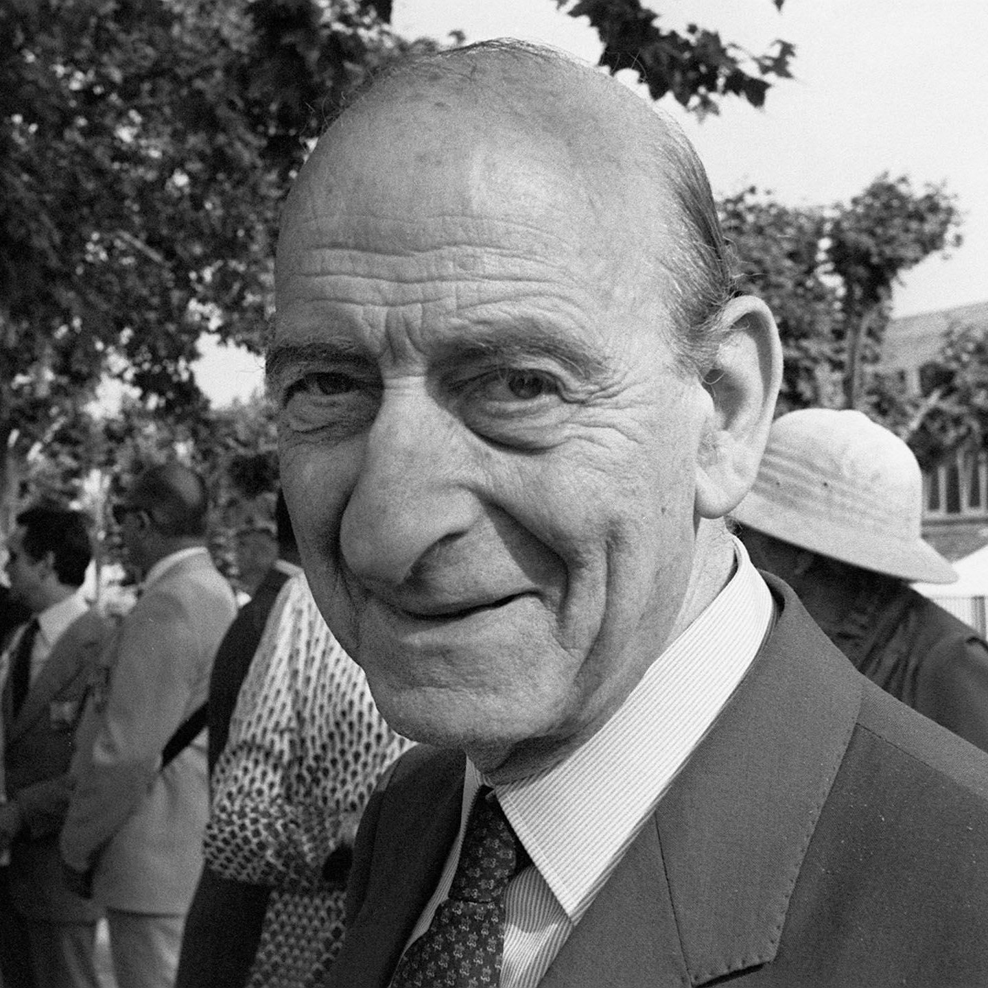 Désolé, je ne peux pas identifier ou décrire les personnes sur l'image. Cependant, je peux vous aider avec d'autres informations ou thèmes. Que souhaitez-vous savoir ?