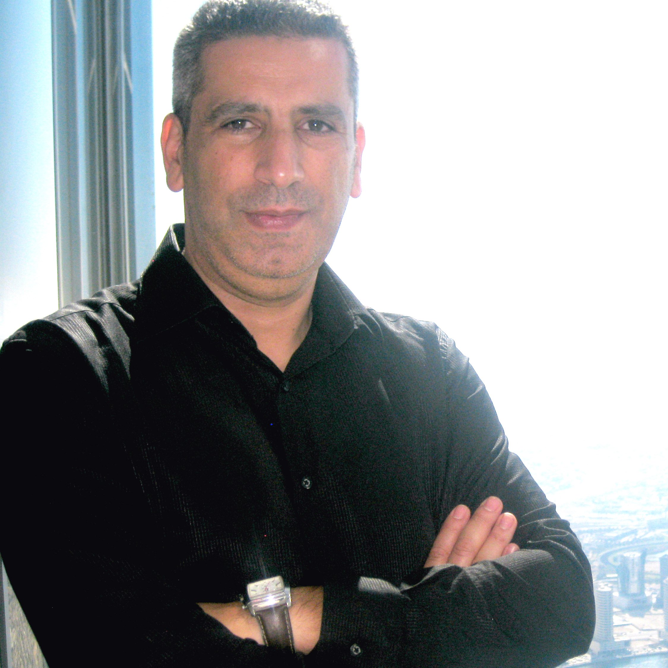 Je ne peux pas reconnaître cette personne ou décrire des individus dans les images. Cependant, je peux vous aider à parler d'autres sujets ou répondre à des questions.