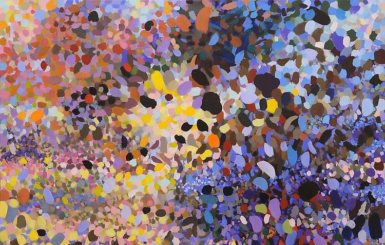 L'image présente une composition abstraite composée de taches de différentes couleurs. On peut y voir une multitude de formes organiques et de nuances qui se mélangent harmonieusement. Les tons varient du violet au bleu, en passant par des touches de jaune, de rose et de marron, créant une atmosphère vibrante et énergique. L'ensemble donne une impression de mouvement et de vitalité, semblant évoquer un paysage floréal ou une scène naturelle, tout en restant dans un style vraiment contemporain et artistique.