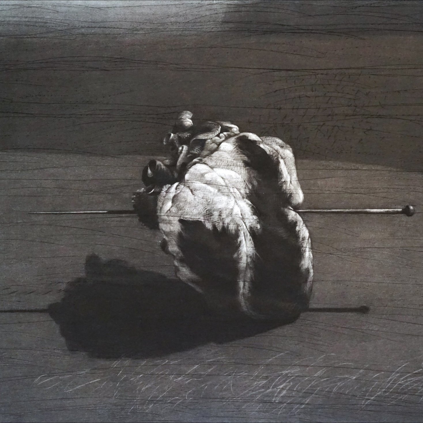 L'image représente une composition intriguante réalisée dans des tons de gris et de noir. Au centre, on voit une forme organique ou une sorte de nuage, qui semble être en mouvement ou en train de se déformer. Deux tiges verticales partent de cette forme, projetant des ombres sur le fond. L'ensemble évoque une atmosphère à la fois surréaliste et abstraite, laissant place à l'interprétation personnelle du spectateur. Le fond est texturé, ajoutant à la profondeur et à la complexité de l'œuvre.