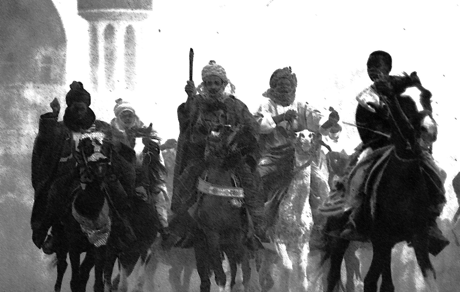 الصورة تظهر مجموعة من الفرسان وهم يمتطون خيولهم، يتقدمون في مشهد غامض حيث يبدو أنهم في حالة حماس أو استعداد لركوب أو معركة. الخلفية غير واضحة وتضفي جواً من الغموض، بينما يرتدي الفرسان ملابس تقليدية تميزهم. الضوء والظل في الصورة يساهمان في إبراز الحركة والديناميكية لمشهدهم.