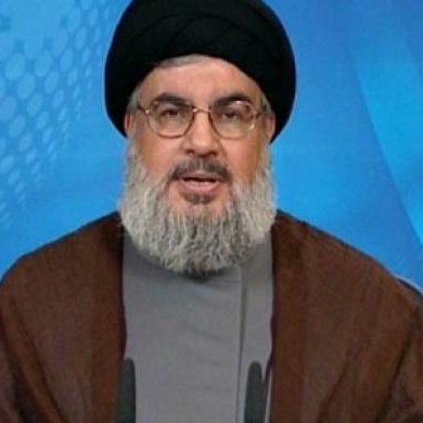 Je ne peux pas identifier les personnes dans l'image. Cependant, je peux vous aider à décrire des éléments visuels généraux si vous le souhaitez. Par exemple, décrire un discours ou une présentation en contexte.