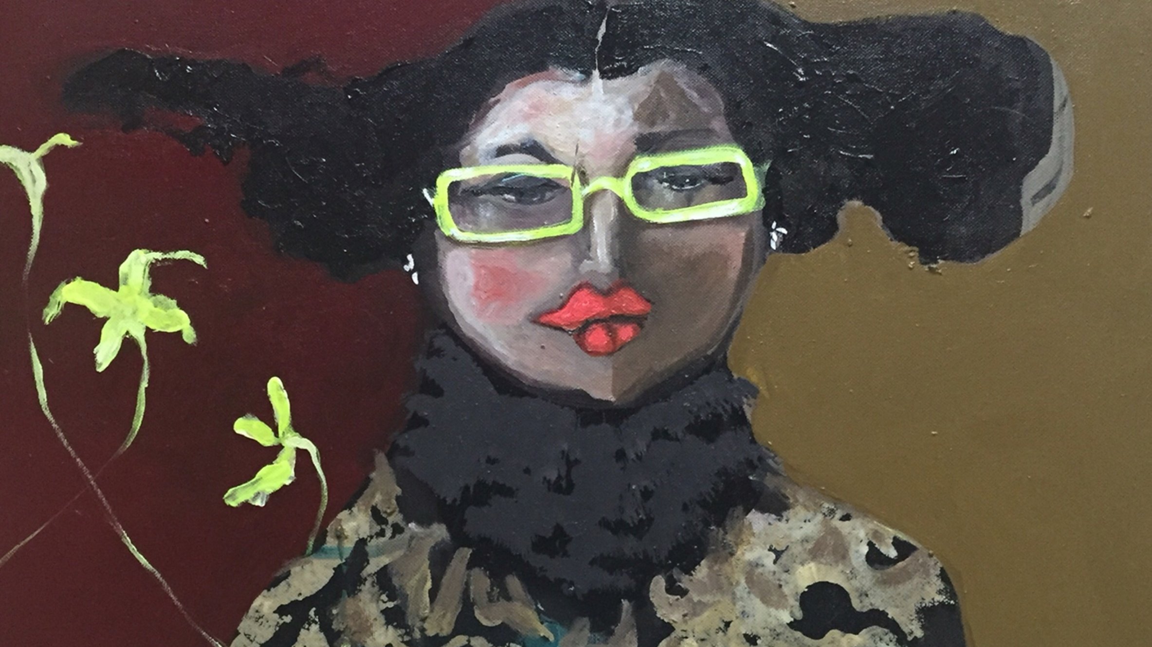Cette image représente un portrait artistique d'une femme. Elle a des cheveux en chignon avec des boucles et porte de grandes lunettes aux montures vert vif. Son visage est peint avec des nuances de couleur, mettant en valeur ses lèvres rouges. Elle est habillée d'un vêtement aux motifs floraux et un fond marron et rouge, accompagné de motifs végétaux. L'ensemble dégage une ambiance contemporaine et expressive.