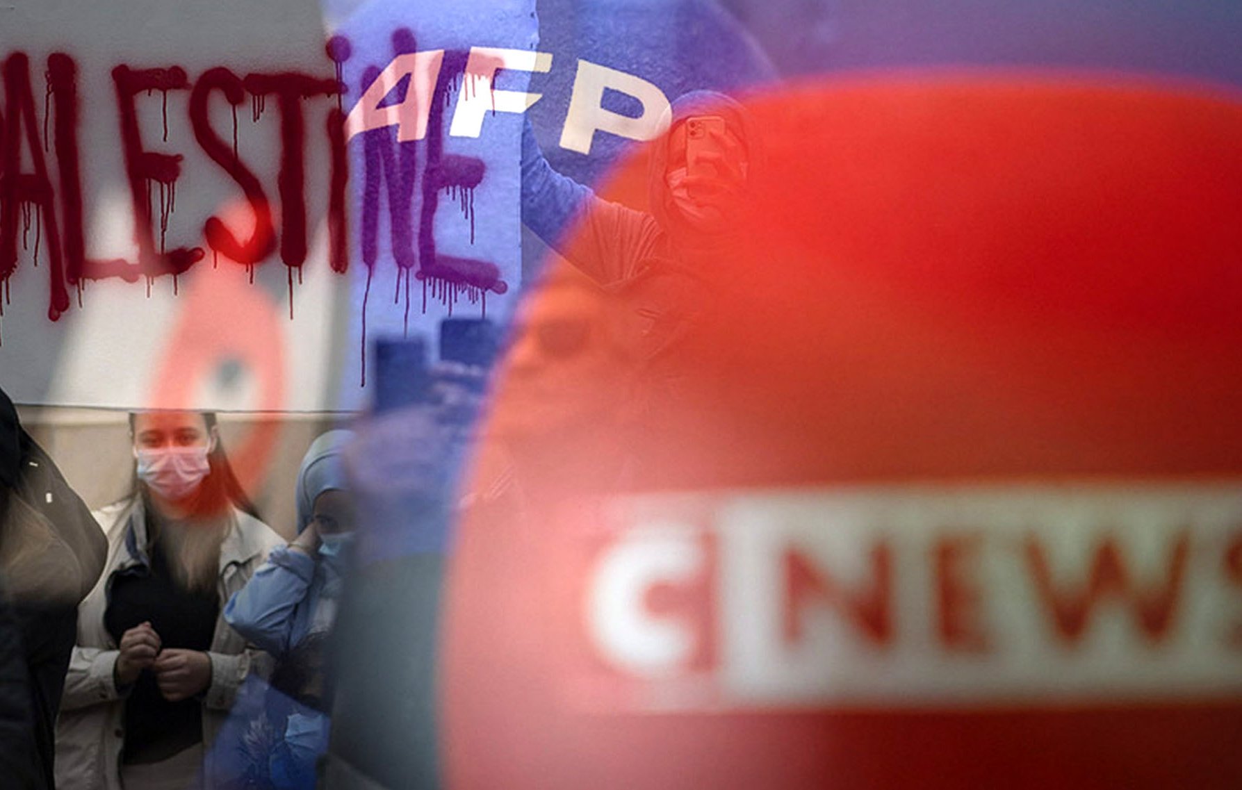 L'image présente une scène de manifestation. On peut voir un graffiti rouge avec le mot "PALESTINE" écrit en grandes lettres. En arrière-plan, on distingue des personnes rassemblées, certaines portant des masques. Des emblèmes de médias, comme "AFP" et "CNEWS", sont également visibles, suggérant une couverture médiatique de l'événement. L'atmosphère semble être chargée d'émotion et de revendication.