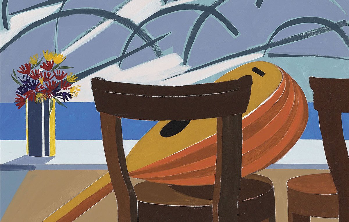 L'image présente une composition artistique avec une chaise en bois en premier plan, à côté de laquelle se trouve un instrument de musique, probablement une mandoline ou un luth. En arrière-plan, on aperçoit un vase avec des fleurs colorées et un ciel nuageux stylisé. Les couleurs sont vives et les formes sont simplifiées, donnant une impression de modernité et de sérénité. Les ombres des objets ajoutent de la profondeur à la scène.