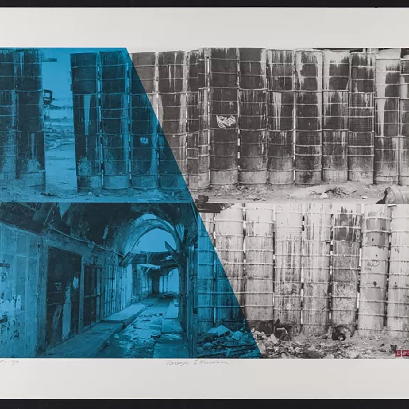 Image en noir et blanc avec des motifs bleus, montrant des murs et des ruines délabrées.