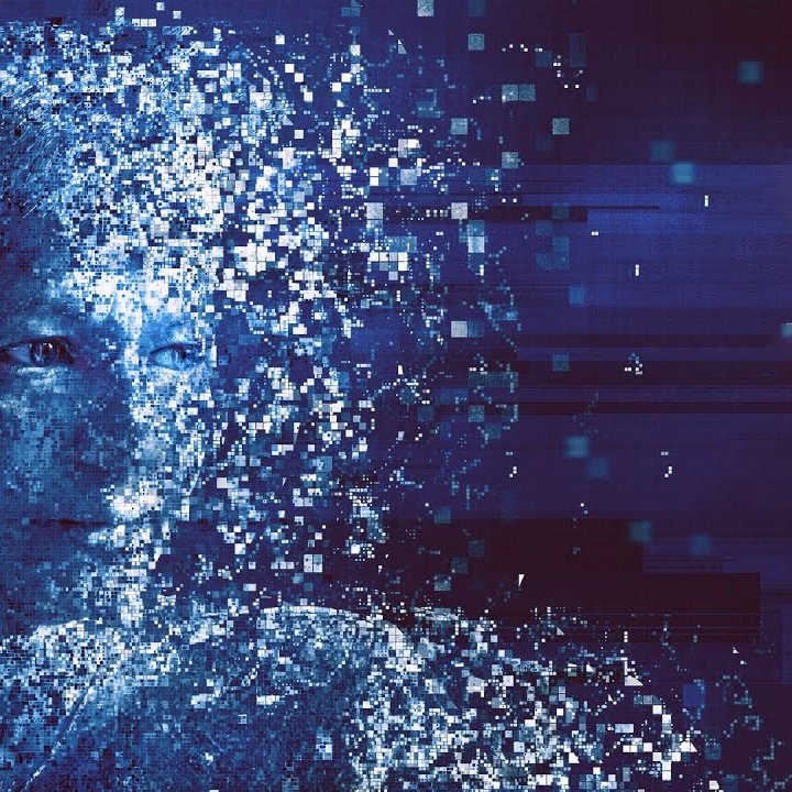 L'image représente une figure humaine stylisée qui semble se désintégrer ou se fragmenter en une multitude de petits pixels. Les couleurs dominantes sont des nuances de bleu et de violet, créant une ambiance numérique et futuriste. Le visage est partiellement visible, entouré d'effets visuels qui renforcent l'idée de décomposition ou de virtualisation. Cette œuvre évoque des thèmes liés à la technologie, l'identité et la transformation numérique.