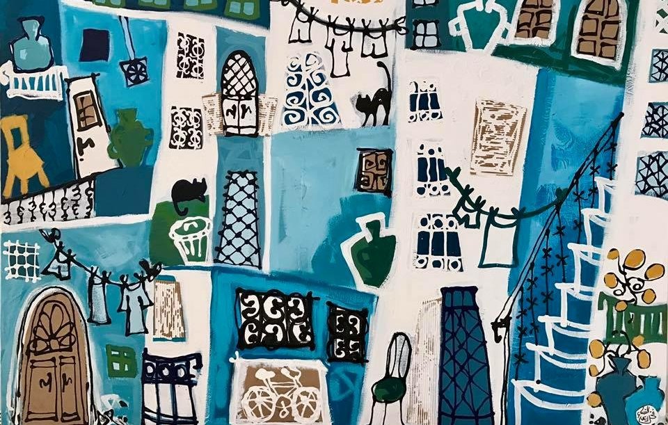 L'image présente une composition colorée et abstraite. On y voit des formes géométriques représentant des bâtiments, des fenêtres, des portes et divers objets. Les couleurs dominantes sont des tons de bleu, agrémentés de touches de blanc, de vert et de beige. Des motifs ornementaux noirs s'intègrent, ajoutant de la texture et de l'intérêt visuel. L'ensemble dégage une atmosphère vivante et artistique, évoquant une ville pittoresque et créative.