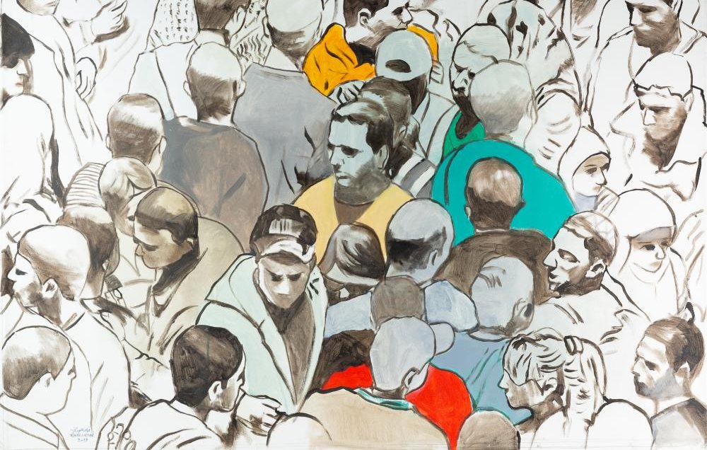 L'image présente une représentation artistique d'une foule. La plupart des personnages sont peints de manière en noir et blanc, ce qui leur donne un aspect neutre et uniformisé. Cependant, quelques individus se distinguent par des couleurs vives : un en orange, un autre en vert et un en rouge. Ces couleurs attirent l'attention et créent un contraste frappant avec le reste des figures. Cette composition semble évoquer la diversité et l'individualité au sein d'un groupe anonyme, soulignant les thèmes de l'identité et de l'appartenance.