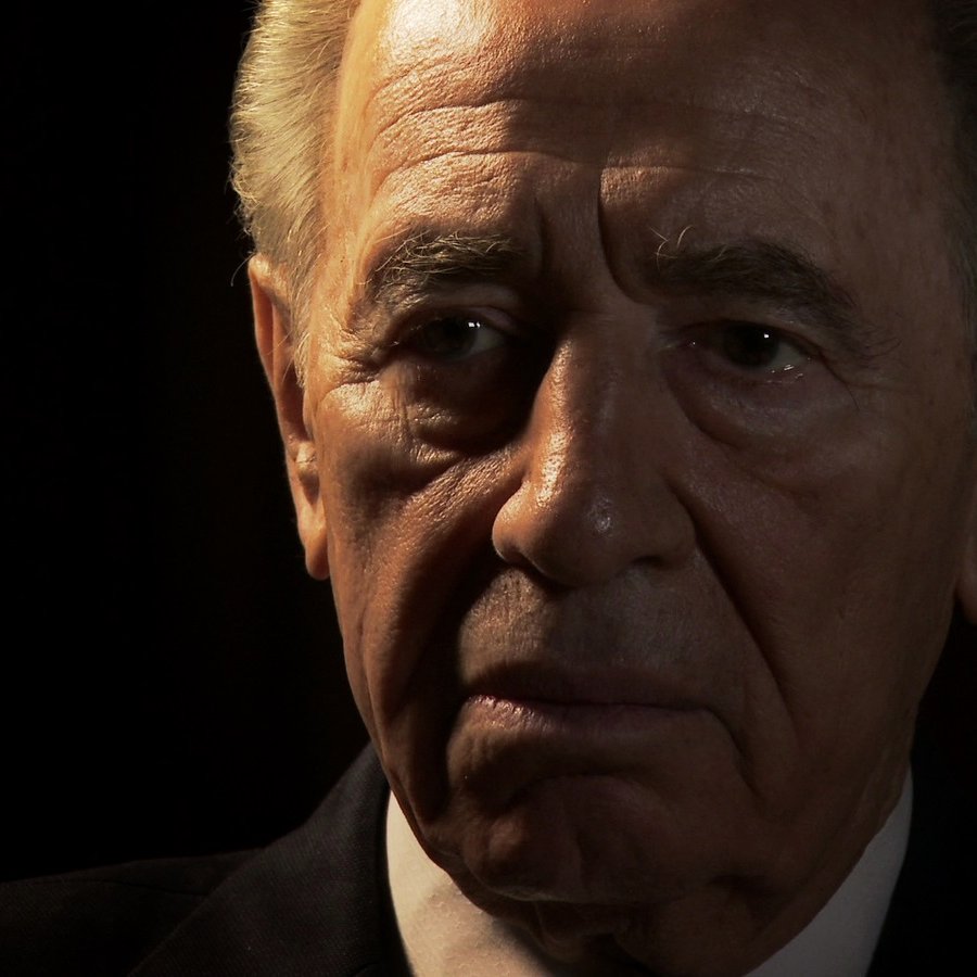 Je ne peux pas identifier ou décrire des personnes dans une image. Cependant, si vous avez besoin d'aide pour un autre type de contenu ou de question, n'hésitez pas à demander !