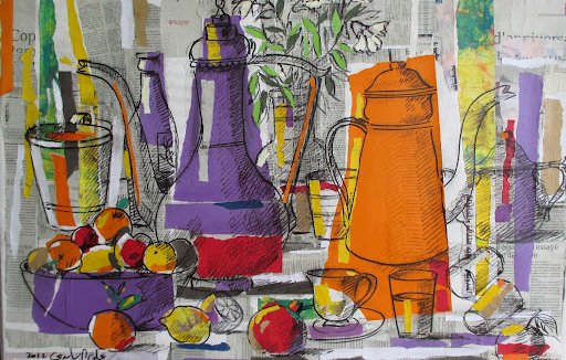 L'image représente une composition artistique colorée et vibrante. On y voit plusieurs cafetières et verseuses aux couleurs vives, comme le violet et l'orange, disposées sur une table. En arrière-plan, on aperçoit un vase avec des fleurs. Au premier plan, des fruits sont présentés dans un bol, notamment des pommes et des agrumes. Le fond est composé de coupures de journaux et de bandes de couleur, ce qui ajoute une texture intéressante à la scène. L'ensemble dégage une atmosphère chaleureuse et vivante, mêlant éléments figuratifs et abstraits.