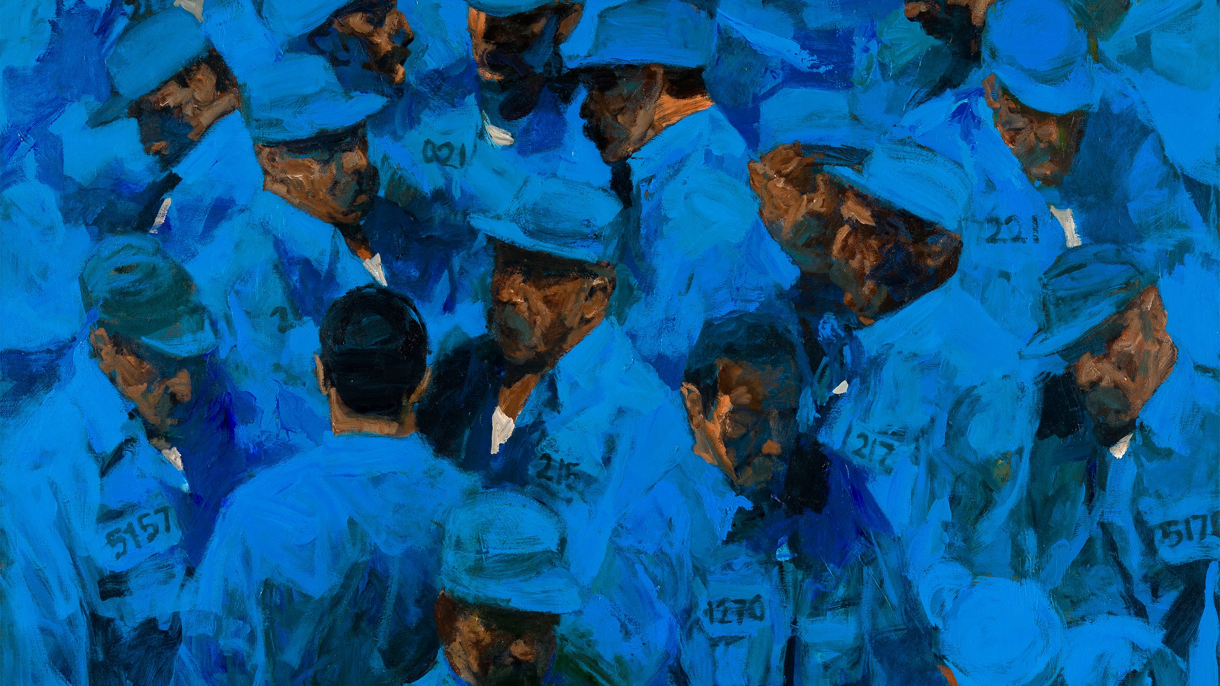 L'image représente une foule d'hommes vêtus de uniformes bleus, se tenant près les uns des autres. Les visages et les détails sont partiellement cachés, créant une ambiance de rassemblement. Les numéros visibles sur certains uniformes suggèrent une certaine uniformité et peuvent évoquer des thèmes de collectivité ou d'anonymat. L'utilisation de la couleur bleu dans différentes nuances donne à l'œuvre une texture riche et dynamique, tout en créant une atmosphère à la fois intense et contemplative.