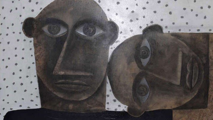 L'image représente une œuvre d'art abstraite ou figurative, mettant en avant deux visages stylisés qui semblent se regarder ou se rapprocher l'un de l'autre. Les visages ont des traits géométriques avec des yeux expressifs et des expressions neutres, et ils sont peints dans des tons de brun et de noir. L'arrière-plan est décoré de petits points noirs sur un fond clair, ajoutant une texture contrastante à l'ensemble. Les visages sont placés sur un fond sombre, ce qui met en valeur leur forme et leur couleur.