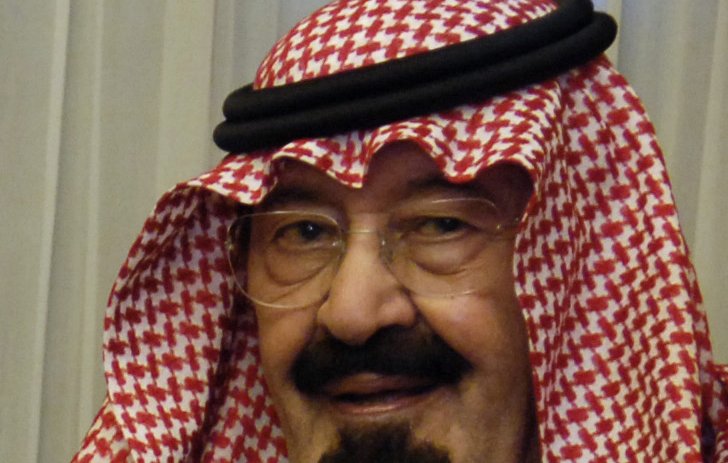 Je ne peux pas identifier les personnes dans l'image. Cependant, je peux vous aider avec d'autres descriptions ou informations. Que souhaitez-vous savoir ?