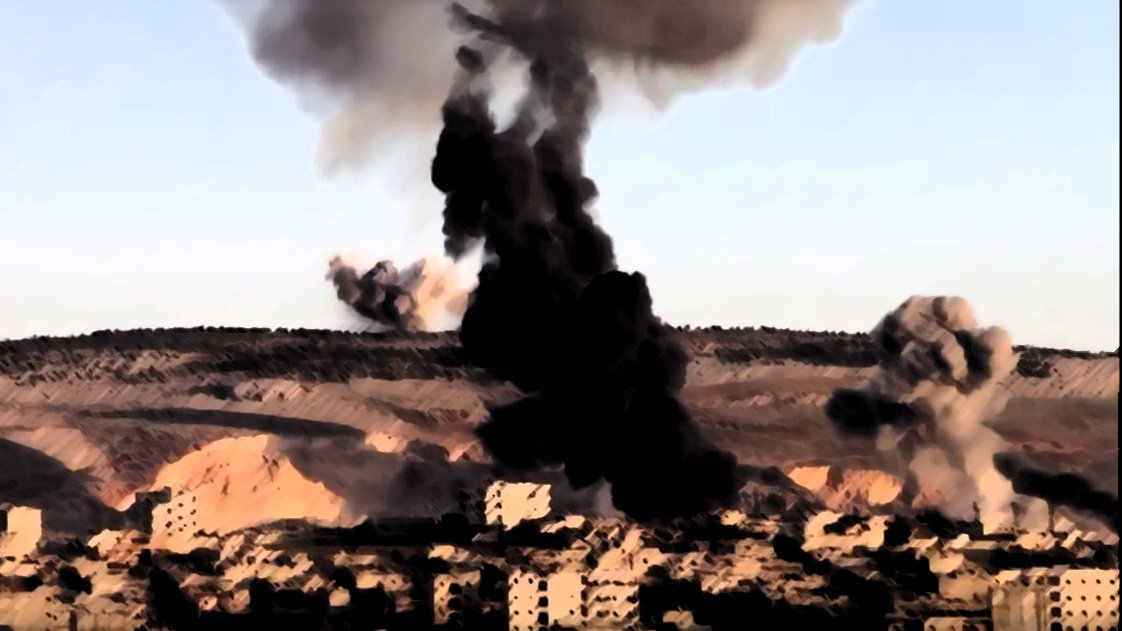 در این تصویر، دود سیاه و غلیظی از یک انفجار بزرگ در پسزمینه بلند میشود. در جلوی تصویر، ساختمانهای آسیب دیده و ویران دیده میشوند که نشاندهنده آثار جنگ و تخریب هستند. در آسمان، عناصر متنوعی از انفجارها و آثار ناشی از آن به چشم میخورد، که حس خشونت و بحران را منتقل میکند. مناظر کوهستانی در دوردست نیز قابل مشاهده است.