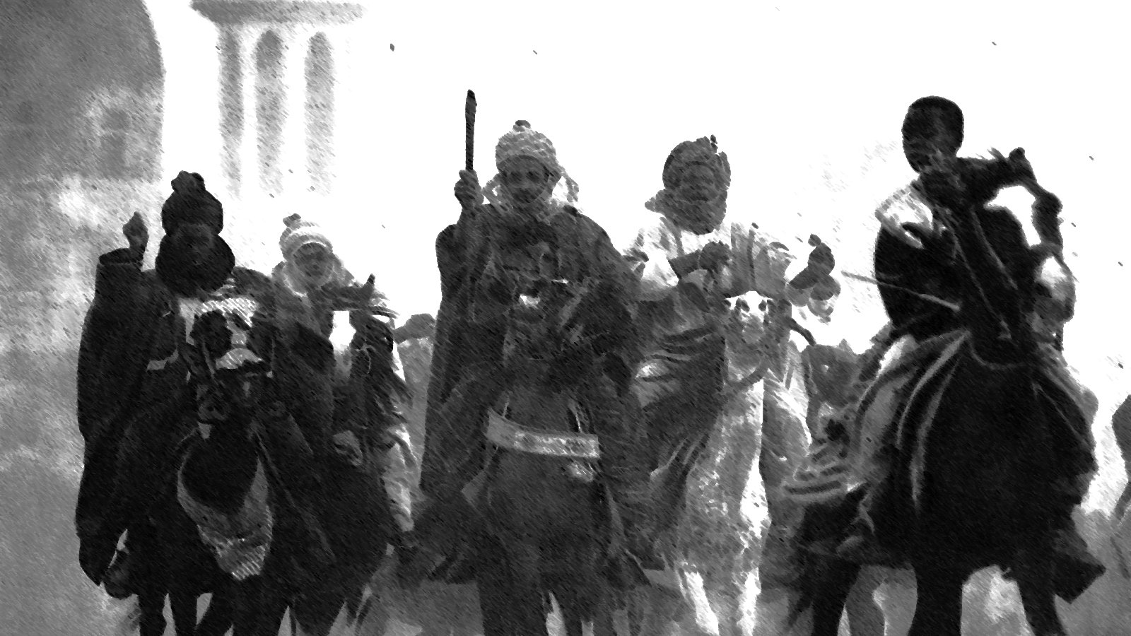 الصورة تظهر مجموعة من الفرسان وهم يمتطون خيولهم، يتقدمون في مشهد غامض حيث يبدو أنهم في حالة حماس أو استعداد لركوب أو معركة. الخلفية غير واضحة وتضفي جواً من الغموض، بينما يرتدي الفرسان ملابس تقليدية تميزهم. الضوء والظل في الصورة يساهمان في إبراز الحركة والديناميكية لمشهدهم.