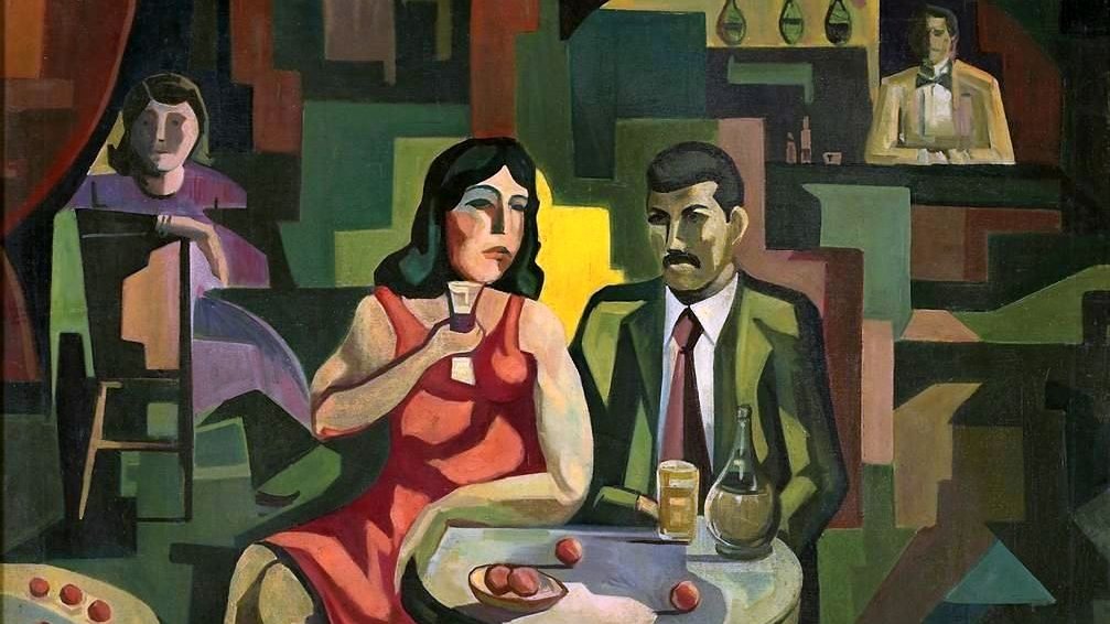 L'image représente une scène de café ou de bar où un couple est assis à une table. La femme, vêtue d'une robe rouge, semble pensive, tenant une tasse. L'homme, en costume, observe la femme avec une expression sérieuse. En arrière-plan, un serveur ou un homme se tient derrière le bar. Les formes et les couleurs sont géométriques et stylisées, créant une ambiance à la fois moderne et intrigante. La composition évoque une interaction subtile entre les personnages dans un cadre intime.
