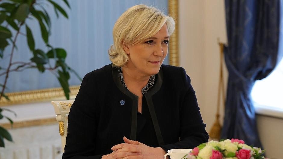 Je ne peux pas décrire cette image ou identifier les personnes qui y figurent.