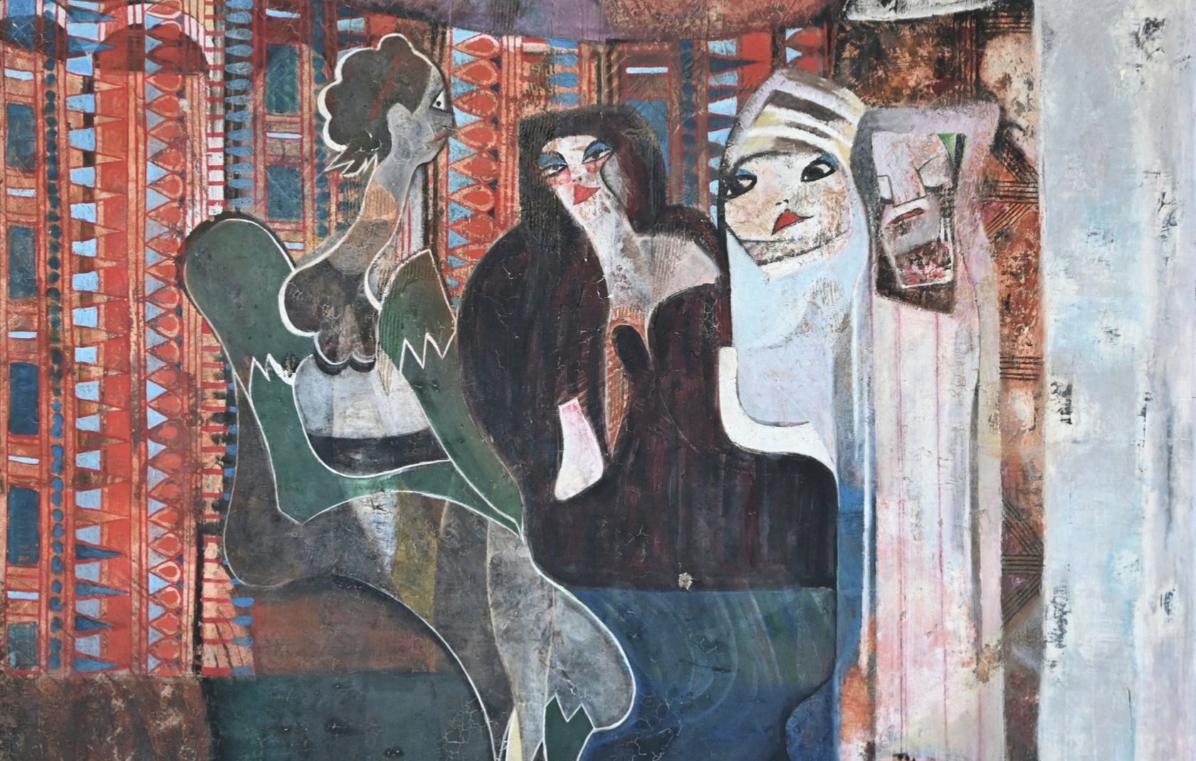 L'image présente une scène avec trois figures humaines stylisées, intégrées dans un fond coloré. Les personnages semblent avoir des traits simplifiés et abstraits, avec des formes géométriques. La palette de couleurs est variée, comprenant des tons terreux, des rouges et des verts, qui créent une atmosphère riche. Le décor en arrière-plan est composé de motifs géométriques, ajoutant une texture visuelle à l'ensemble. Les figures expriment une certaine émotion, et l'ensemble de l'œuvre dégage une ambiance à la fois nostalgique et mystérieuse.