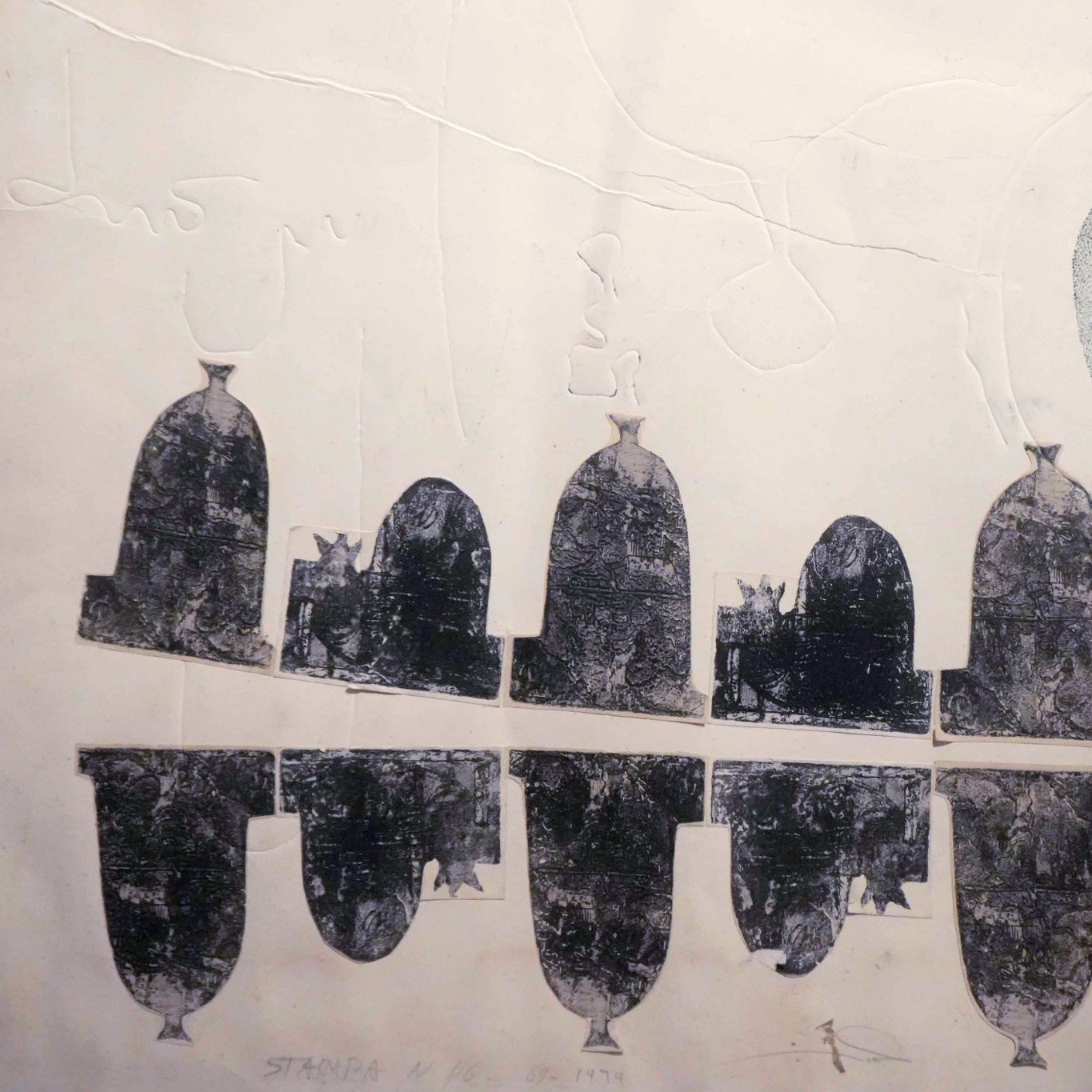 این تصویر یک نقش و نگار هنری است که شامل اشکالی با رنگ‌های ملایم و سیاه و خاکستری است. در پایین تصویر، چندین شکل شبه‌انسانی و یا اشیاء با حاشیه‌های تیره و بافتی متفاوت دیده می‌شوند. در بالای تصویر، یک دایره رنگی وجود دارد که حاوی رنگ‌های صورتی و آبی است. این دایره به‌نظر می‌رسد نمادی از خورشید یا یک منبع نور باشد. همچنین، خطوط نامنظمی در پشت زمینه تصویر به چشم می‌خورد که به فضای کلی کار عمق و بعد بیشتری می‌بخشد. کل اثر با توجه به انتخاب رنگ‌ها و الگوها حس خاصی را منتقل می‌کند.