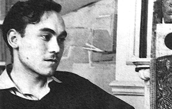 L'image présente un jeune homme assis, vêtu d'un pull noir et d'une chemise claire. Il a les cheveux foncés et porte une expression pensive, regardant légèrement à gauche. Le décor en arrière-plan suggère un intérieur avec des éléments architecturaux, bien que les détails ne soient pas très clairs. L'atmosphère de la photo semble rétro, avec un contraste marqué entre les ombres et la lumière.