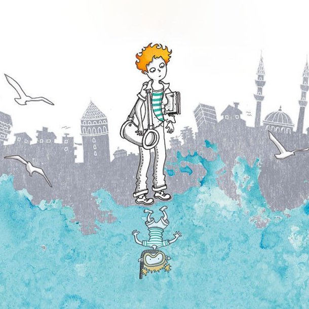 L'image représente un personnage au style dessiné, avec des cheveux roux et une expression pensive. Il se tient sur une surface d'eau, tandis que son reflet montre un autre visage souriant. En arrière-plan, on aperçoit une ville avec des silhouettes de bâtiments, des minarets et des oiseaux volant au-dessus. Les couleurs sont douces, avec des nuances de bleu pour l'eau et des touches de gris pour l'architecture. Cette scène évoque une atmosphère rêveuse et contemplative.