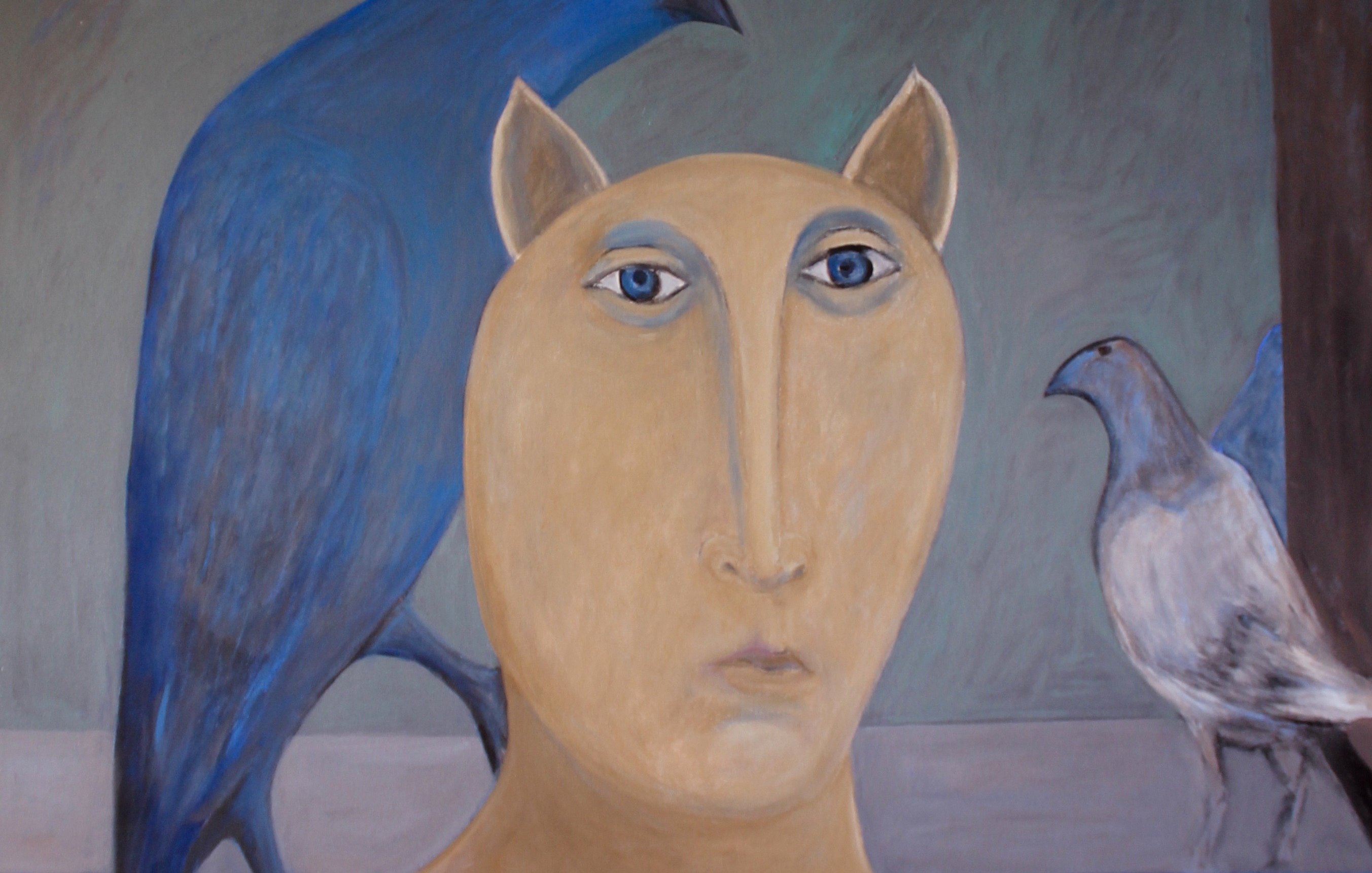 L'image montre un personnage à tête humaine avec des traits stylisés, affichant une expression neutre. Cette figure est entourée de deux oiseaux : un grand oiseau bleu en arrière-plan et un oiseau plus petit et de couleur grise à droite. L'arrière-plan est sobre, soulignant les couleurs froides et la forme géométrique des éléments. L'œuvre joue avec la juxtaposition de l'humain et de l'animal, créant un effet intrigant et surréaliste.
