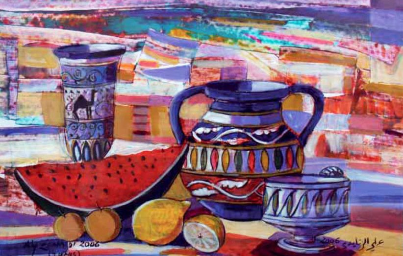 L'image représente une nature morte colorée, où l'on peut voir plusieurs objets sur une table. Il y a des bouteilles et des vases aux motifs décoratifs, accompagnés d'une coupe de fruits, notamment une pastèque et des citrons. Le fond est rempli de nuances vibrantes de rouge, de bleu et d'orange, créant une atmosphère vivante et joyeuse. Les motifs sur les pots ajoutent une touche artistique et traditionnelle à la composition.